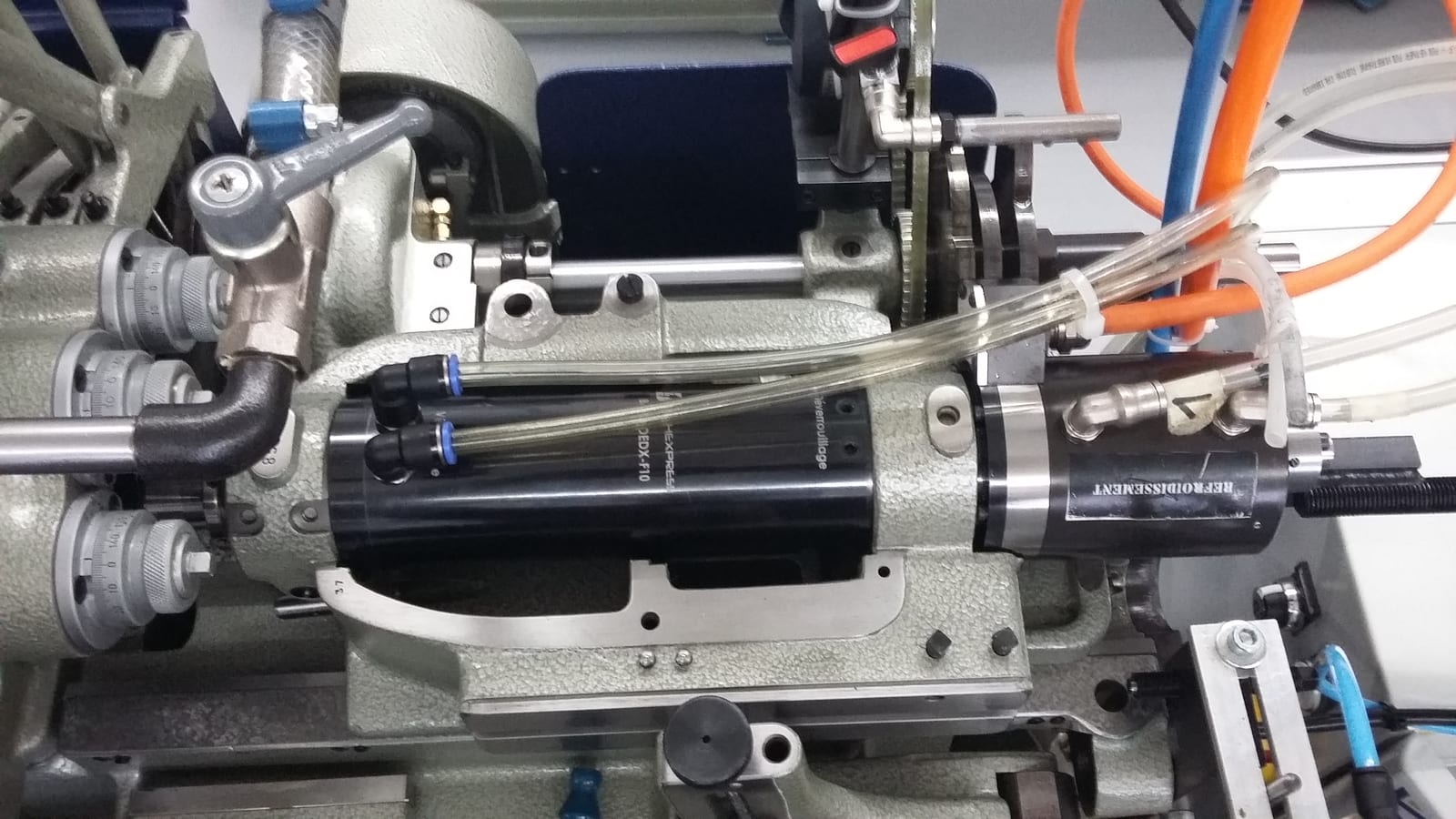 Électrobroche BHF25-DEDX-F10 montée sur Tornos M7